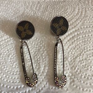 💕🎀💕SIMPLY OBSESSED🎀💕🎀 (DESIGNER INSPIRED)SAFETY PIN EARRINGS.